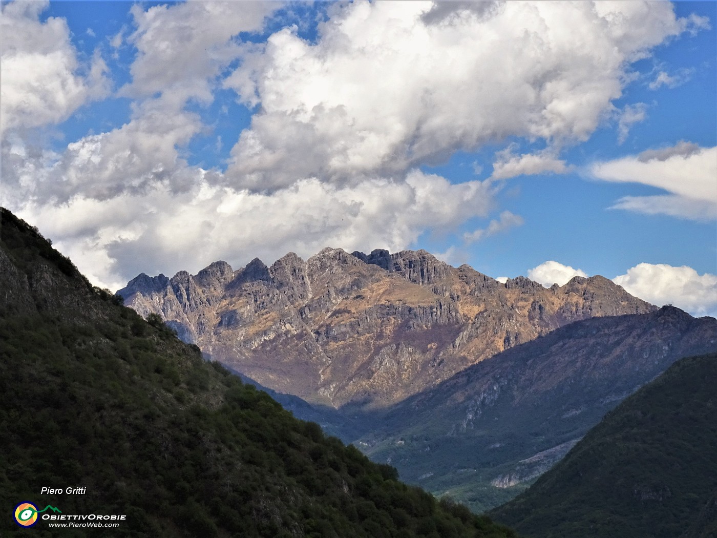 77 Zoom in Resegone coperto da nuvole, ma baciato dal sole.JPG